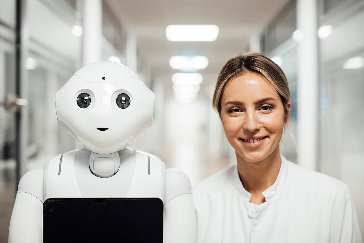 frau_mit_roboter